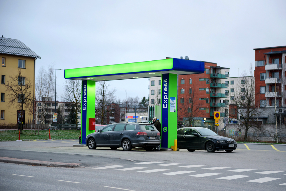 Autot seisovat bensa-asemalla tankattavina lappeenrantalaisella bensa-asemalla.